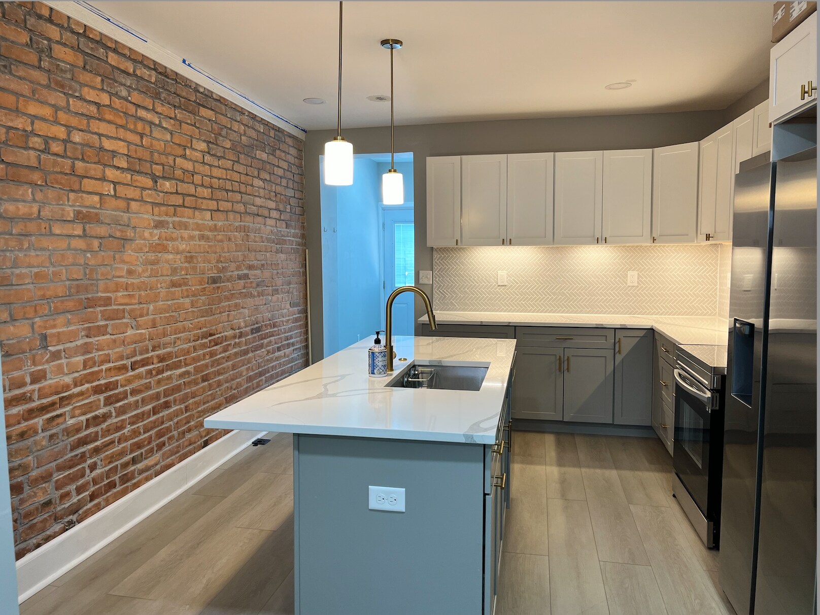 kitchen island - 260 S Highland Ave