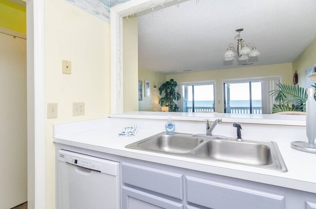 Building Photo - 1437 Fort Fisher Blvd S