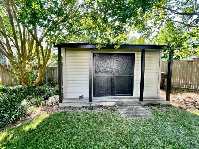 Building Photo - Available NOW! A 4-6 Bedroom Home! Attache...