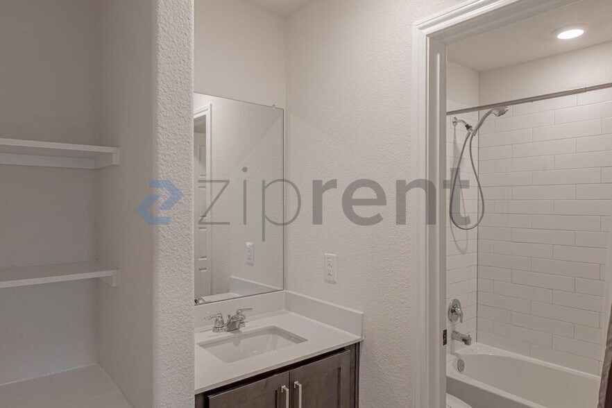 Building Photo - 547 Delaware RD