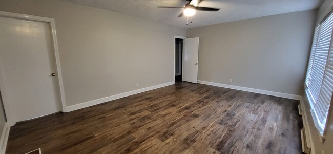 Building Photo - 3 Bedroom 1 1/2 Bath Ranch style brick hom...