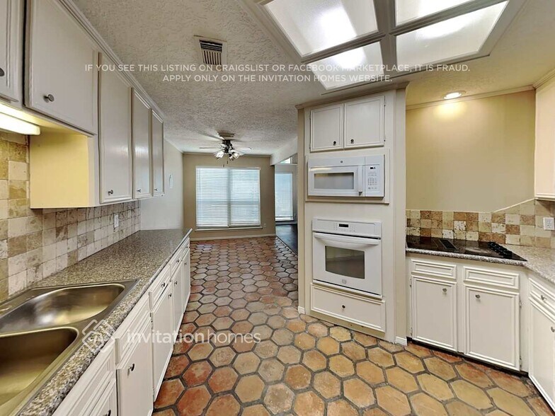 Building Photo - 2227 Briarwest Blvd
