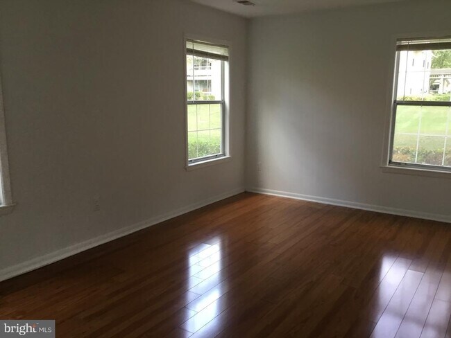 Building Photo - 110 Lowell Ct