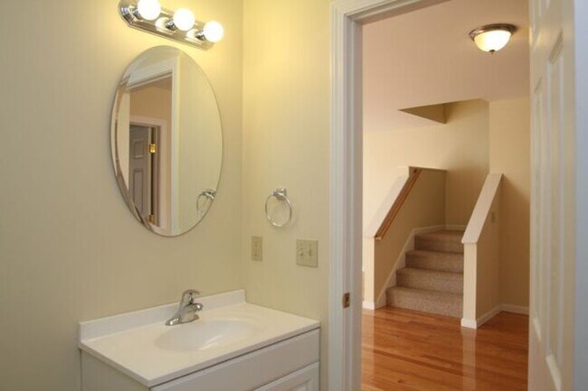 Building Photo - 204 River View Ln