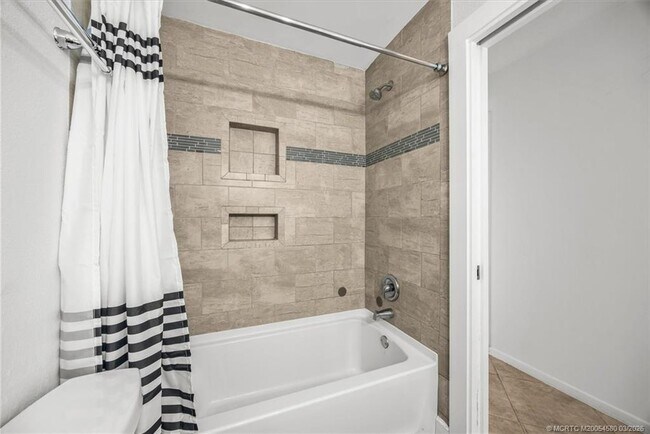 Building Photo - 1250 SE Petunia Ave