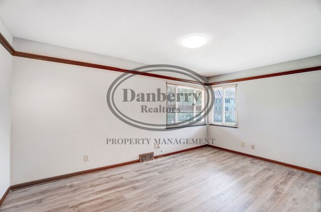 Building Photo - 1133 N Byrne Rd