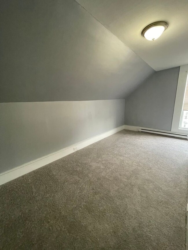 Building Photo - Second floor 4 Bedroom 1 Bathroom Two Stor...
