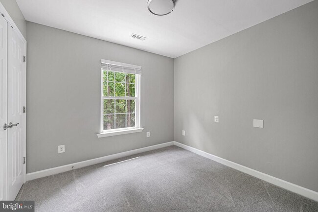 Building Photo - 1525 Walters Ln
