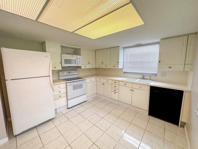 Building Photo - 2682 Hinda Rd