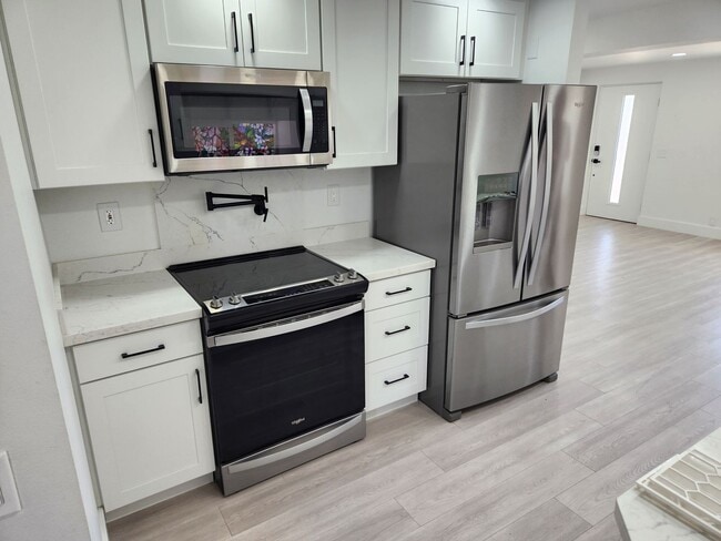 Building Photo - Modern Style and Luxury Amenities in Ephra...