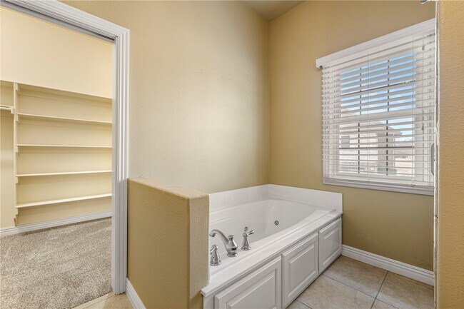 Building Photo - 2700 S Everest Ave