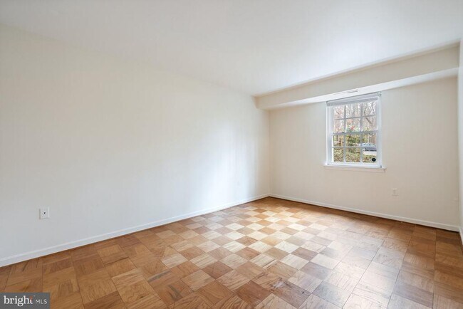 Building Photo - 876 College Pkwy