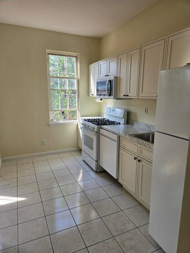 Building Photo - 121 Weirfield St