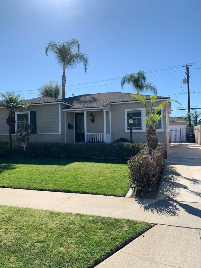 Primary Photo - Lakewood 3 Bed Gorgeous House - New Paint ...