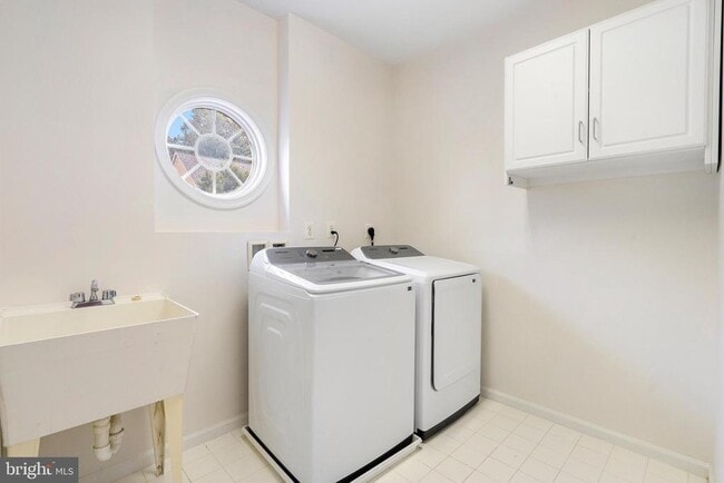 Building Photo - 8880 Olive Mae Cir