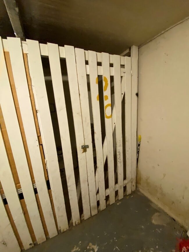 Building Photo - 5815 N Spaulding Ave