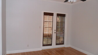 Building Photo - 909 N Poinsettia Pl