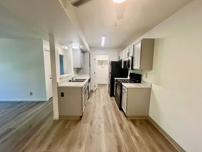 Building Photo - 1 bed 1 bath condo w/ in unit laundry ***$...