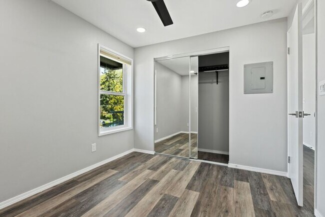 Building Photo - Beautifully Remodeled Top Floor Alki Condo with Views!