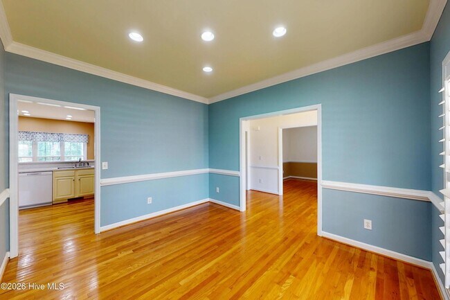 Building Photo - 1140 Greenbriar Dr