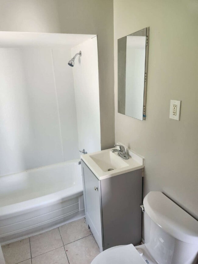 Building Photo - "2-Bedroom Duplex Downstairs Unit -Perfect...