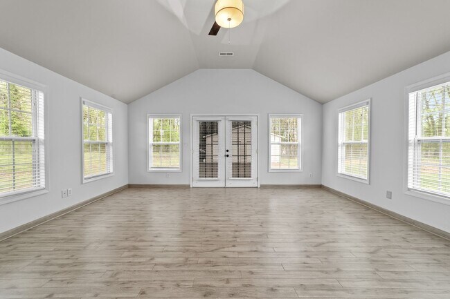 Building Photo - Spacious 3 Bedroom, 2 Bath with huge livin...