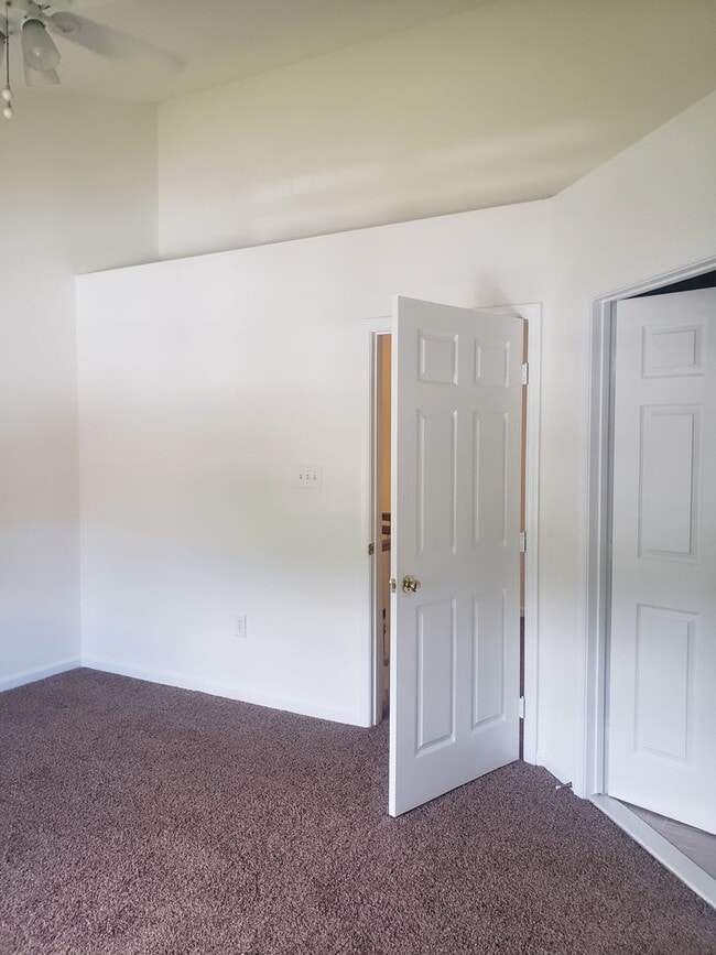 Building Photo - Gorgeous 3 Bedroom 3.5 Bathroom Brick Town...