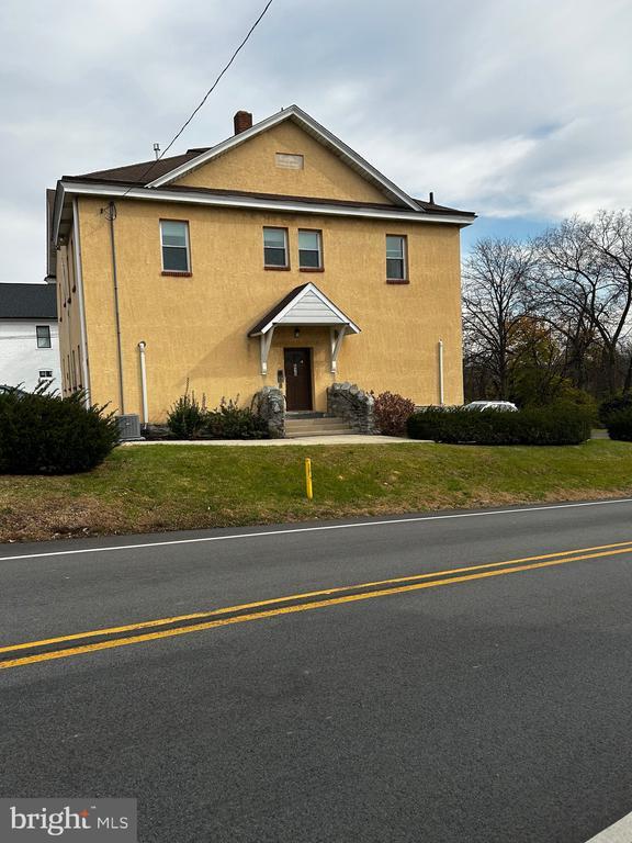 Building Photo - 615 Summit St