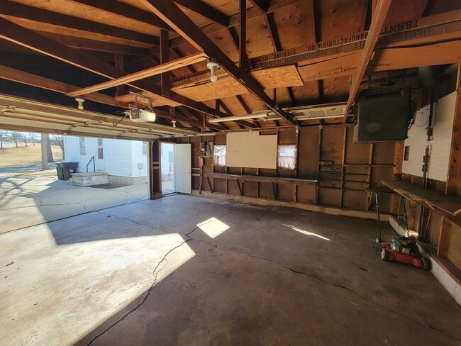 Building Photo - 3 Bedroom House with Large Garage