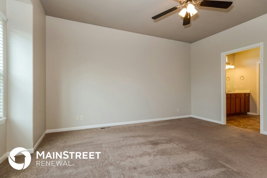 Building Photo - 203 NE Kim Ct