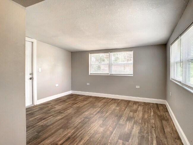 Building Photo - JUST REDUCED!!  Completely upgraded 3/1 1196 Sq. Ft. with recently renovated bathroom and kitchen...
