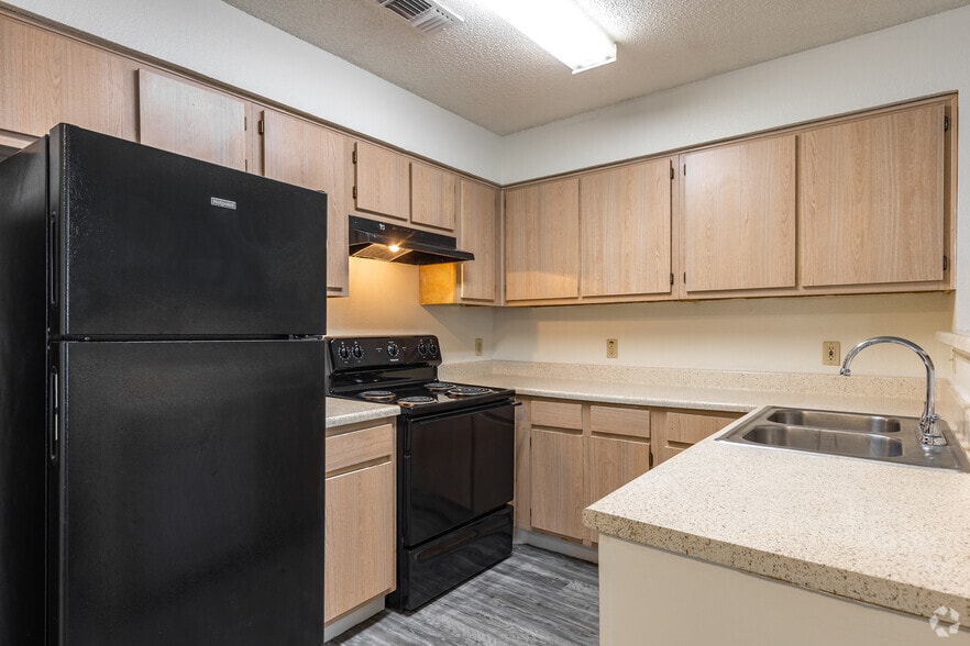 2BR, 2BA - 905SF - Kitchen - Madison Park