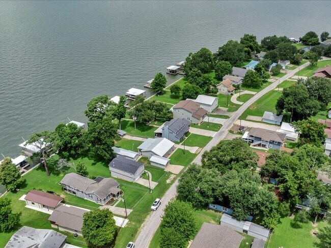 Building Photo - 683 Water View Dr
