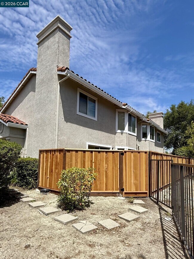 Building Photo - 365 Bellflower Dr