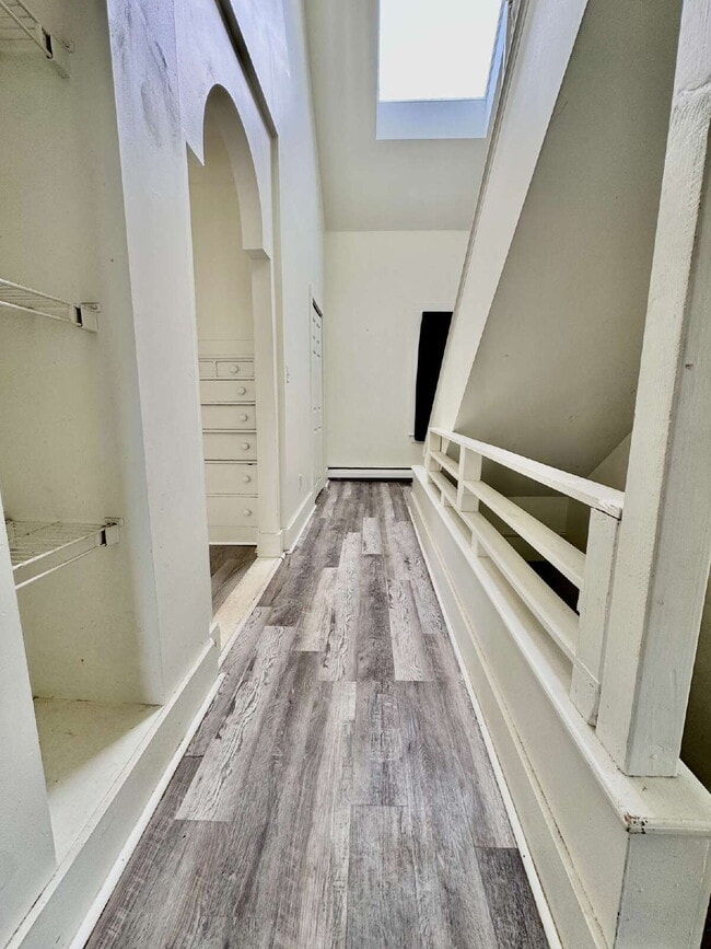 Building Photo - Bright Three Bedroom Apartment with Architectural Charm!