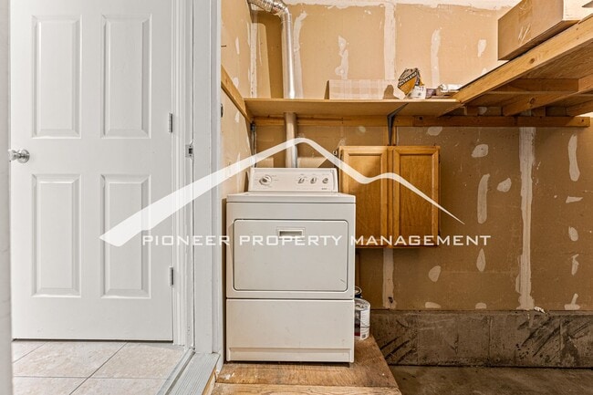 Building Photo - Gorgeous Condo with Washer/Dryer and Central AC
