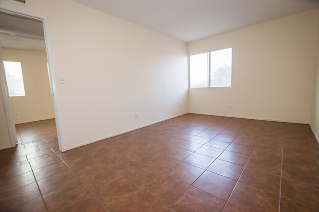 Building Photo - Step into this spacious 2-bedroom, 1-bath ...