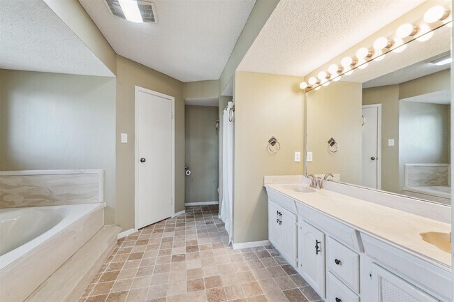 Building Photo - 339 Admiral Cir