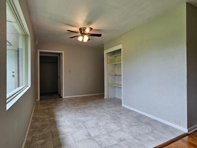 Building Photo - Welcome to this charming 3 bedroom, 1.5 ba...