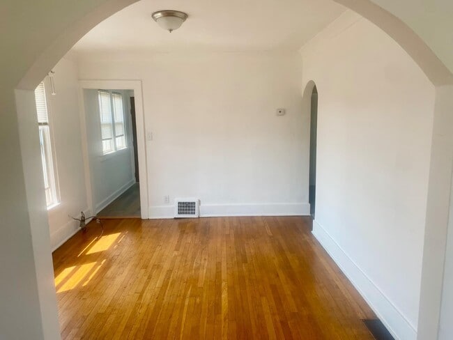 Building Photo - 14069 Saratoga Ave