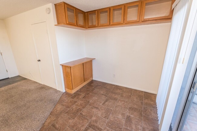 Building Photo - Cozy Condo! 2 Bedroom, 1 Bath, Washer & Dr...