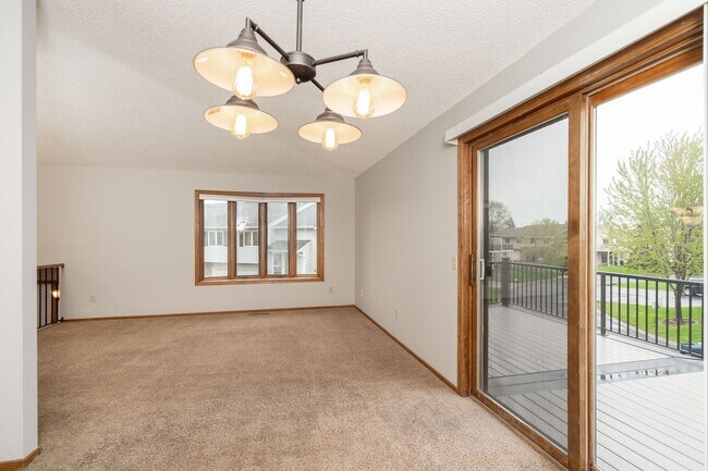 Building Photo - Lovely 3 Bedroom 2 Bath Townhome in Apple ...
