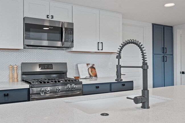 Building Photo - 402 W 55th St