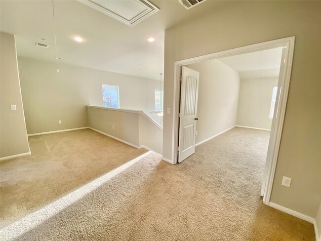Building Photo - 516 E Slaughter Ln