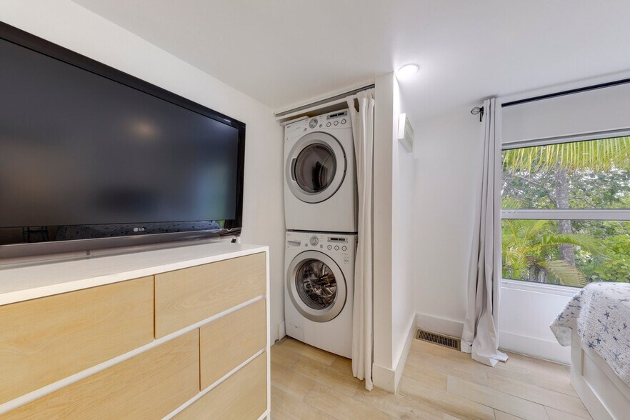 Building Photo - 398 Burton Dr