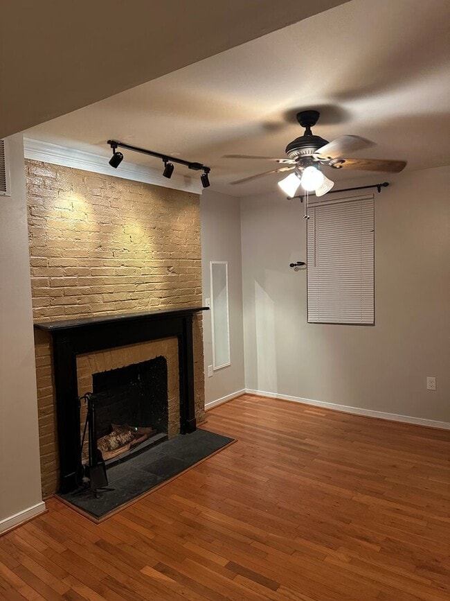 Building Photo - Beautifully Renovated Townhome in Mt. Vernon! Central Air! W/D! Storage! Available Now!