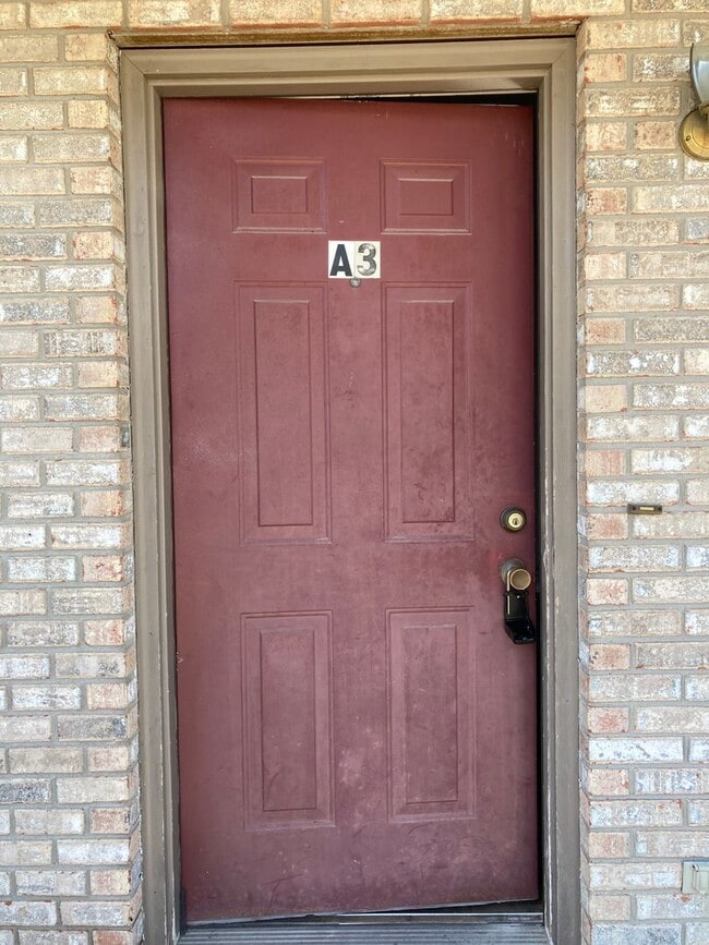 Building Photo - 3 Bedroom, 1.5 bath Home