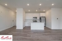 Building Photo - Spacious 3 Bedroom Unit in Desert Color Wi...