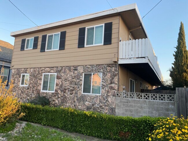 Building Photo - 341 Williams St