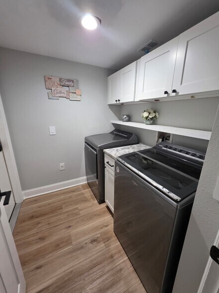 Building Photo - 2430 Canopy Dr